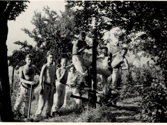 Reichsarbeitsdienst-Abteilung 6/209“, Standort Siegen und „Reichsarbeitsdienstabteilung 7/209“,Standort Ferndorf; Jede „Abteilung“ umfasste 250 „Reichsarbeitsmänner“ – 17-Jährige, die ihren „Pflichtdienst“ leisteten, bevor sie als Soldaten in die Wehrmacht einberufen wurden. Bauzeit: 27. Juni bis 15. September 1942
22