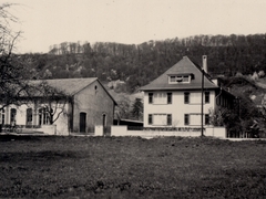 Abfuellanlage, rechts Wohnhaus