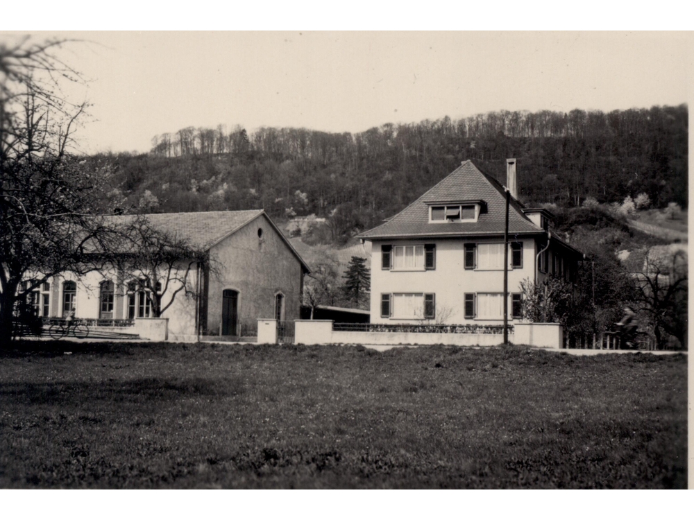 Abfuellanlage, rechts Wohnhaus