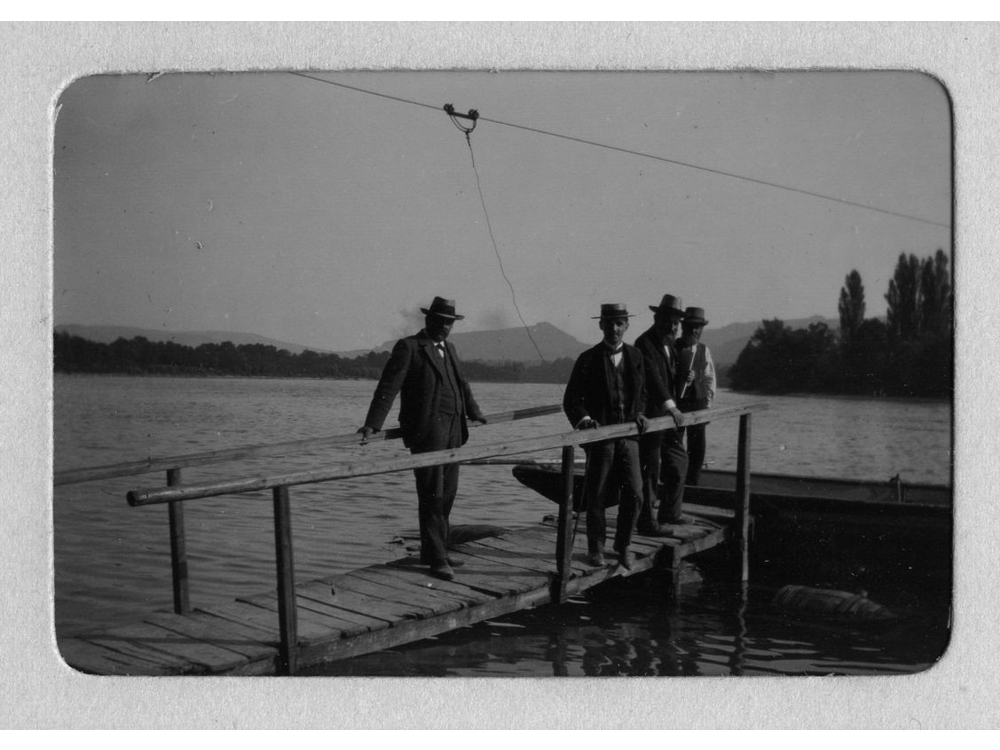 Rheinfähre 1908 von der Schweizer Seite aus
Im Hintergrund die Rheinhäuser