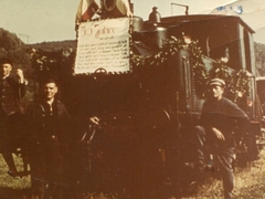 Text auf dem Schild ;50 Jahre bin ich alt, hab geschuftet, ob warm ob kalt.Ich fühl´mich jung und gar nicht alt.D´rum lasst mich schleppen 6100 t Gold.;Denn geht´s noch lang in diesem Trott, dann muss bald wandern ich in´Schrott.Mich freut das Leben noch so sehr, möcht noch nicht werden Pensionär