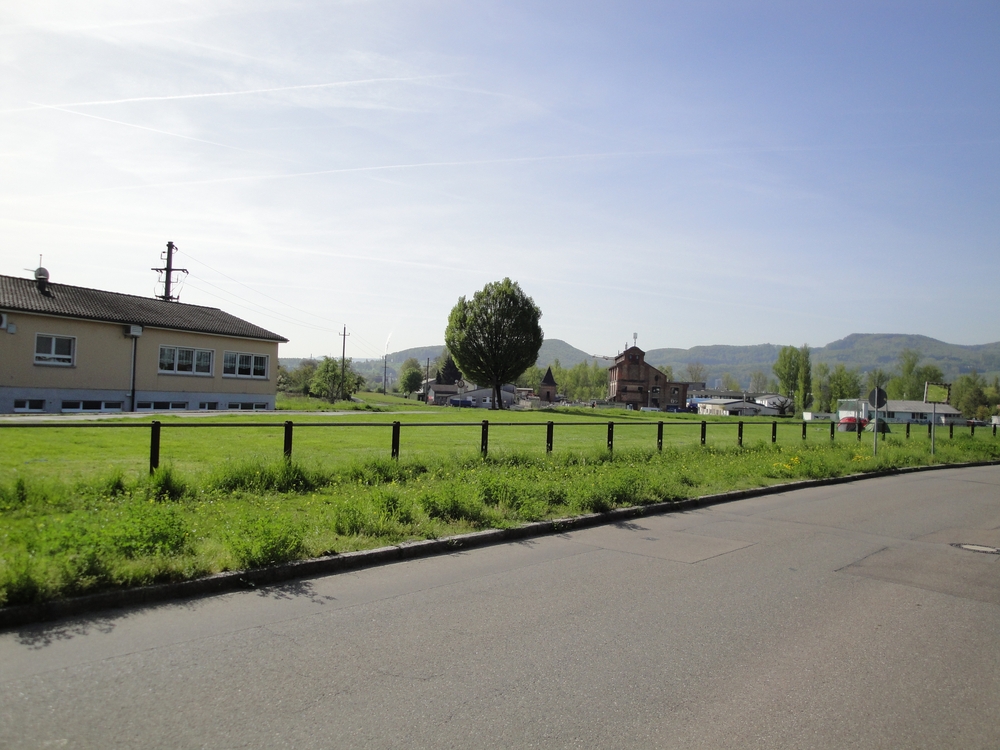 SV Wyhlen und hinten Solvaygebäude (altes Lagerhaus) 2011