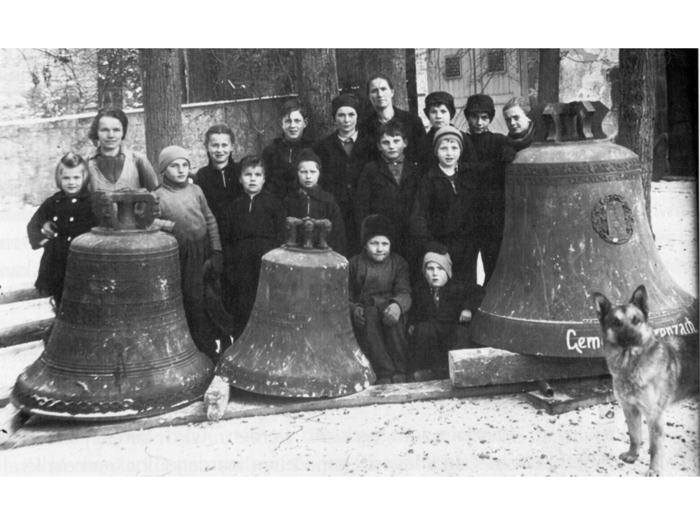 rechts die Schnegg-Glocke
Glockenabschied_m