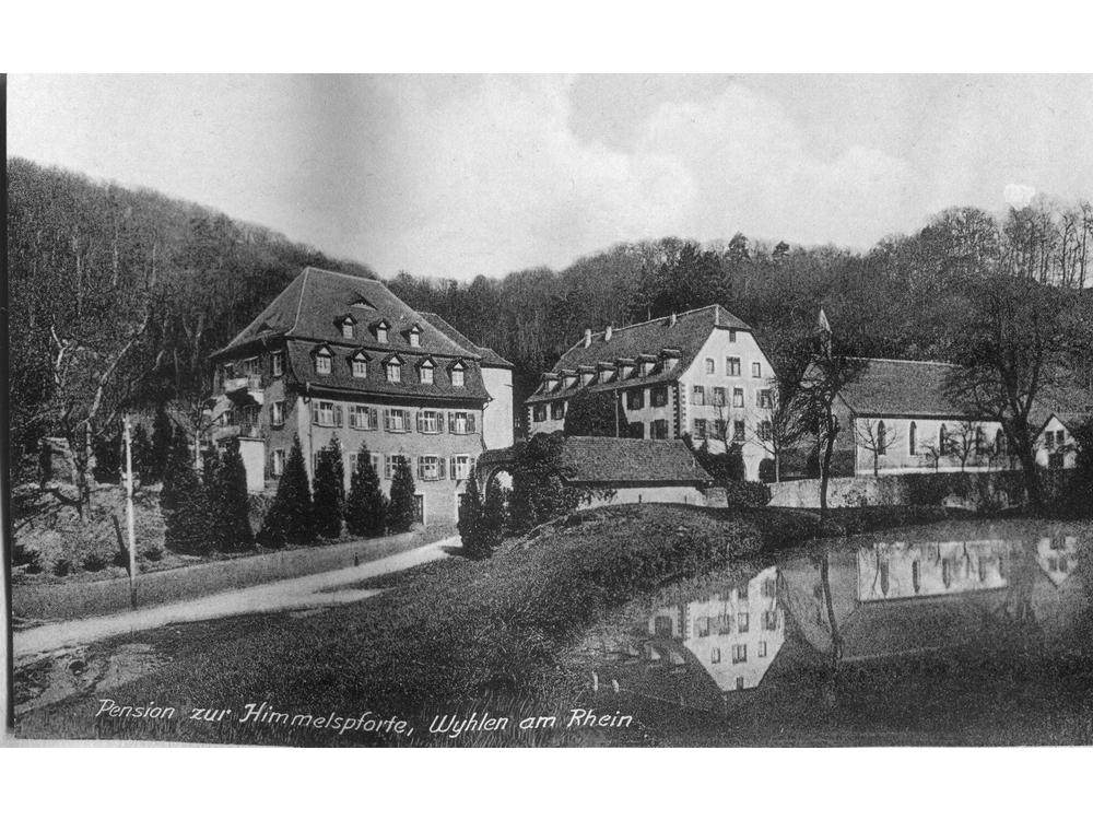die barock ausgestaltete Kapelle mit der Marienstatue, gab der Kapelle den Namen "Maria im Buchs". Die Statue wurde im 15. Jh. unter wundersamen Umständen im Buchswald von Grenzach-Wyhlen entdeckt (interview mit Pfarrer Ansel).
00010579