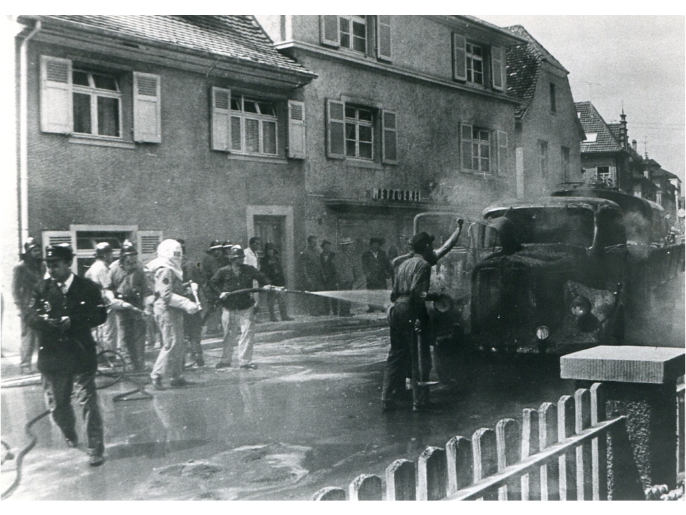 Brand eines Tanklasters mit Heizöl 1965/66" caption="Metzgerei Willis gegenüber heutiger Volksbank