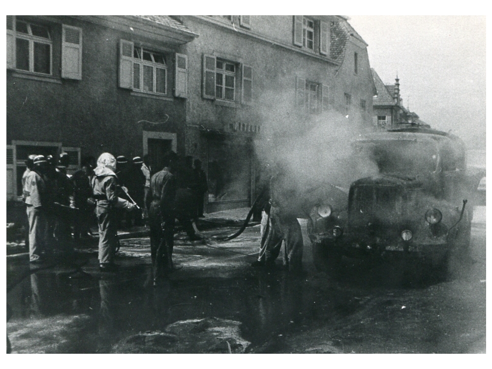 Brand eines Tanklasters mit Heizöl 1965/66" caption="Metzgerei Willis gegenüber heutiger Volksbank