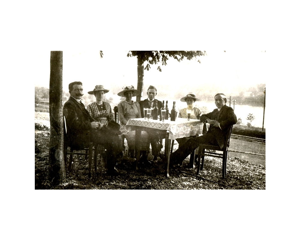 Fritz Reinhard, Lydia Reinhard, Marie Kieferr-Wetzel, Walter Wetzel, Elise Löffler, Fritz Löffler
ca 1920 am Rebhaus