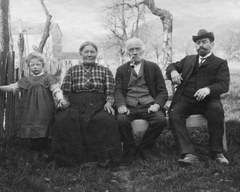 Sophie Greher, Georg Friedrich Grether, Lehrer Herbster
links Selma Grether, die beleidigt war, weil Lehrer Herster ihren Platz eingenommen hatte.