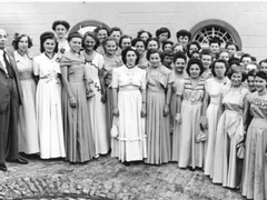 Ehrendamen vor dem Rathaus; links Vater von Herrn Wettstein, Prokurist bei Stäubli, besorgte Seidenstoff für die Kleider
110 JahreMaennerchor 1950