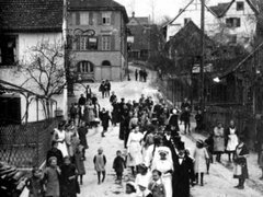 Wettstein Hochzeit 1920
vor dem Ochsen in der Hauptstrasse. Hinten links das Rathaus