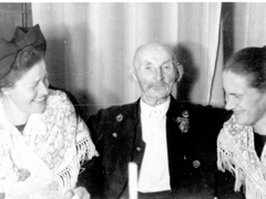 Wettstein Hochzeit 1920 
der Müller Zobbi Vater der Braut Herta mit Emma Richter und Mariele Braun-Nübling an Nelly´s Hochzeit