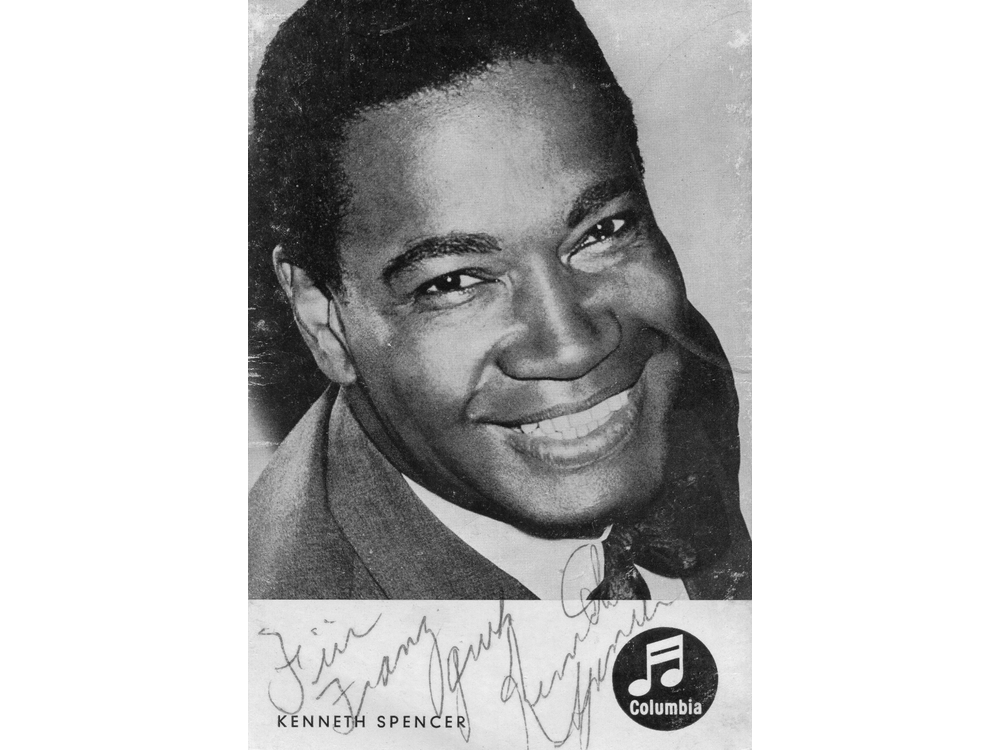 Kenneth_Spencer_1
Das Ende kam abrupt. Er kam am 26. Februar 1964 bei einem Flugzeugabsturz am Lake Pontchartrain in der Nähe von New Orleans ums Leben. Die Leichen wurden aus dem See geborgen, der Sänger wurde in seiner Geburtsstadt Los Angeles beigesetzt. Er wurde nicht einmal ganz 51 Jahre alt.