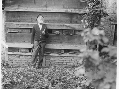 1928, Johann Steinebrunner vor seinem Bienenhaus. Wally Brenders Grossvater.
Brender_011