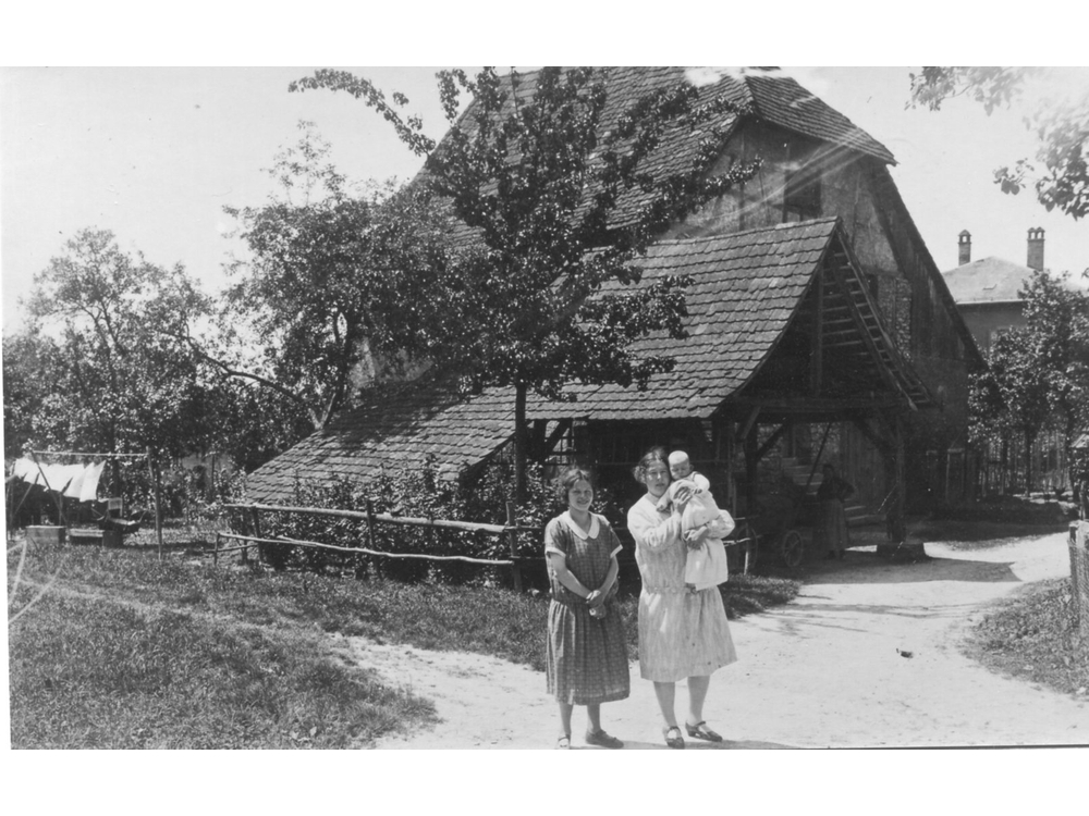 Das Elternhaus des Vaters von Wally Brender. Es ist über 500 Jahre alt, heute ist es umgebaut. Hinten das katholische Pfarrhaus Wyhlen. 1929
Brender_012