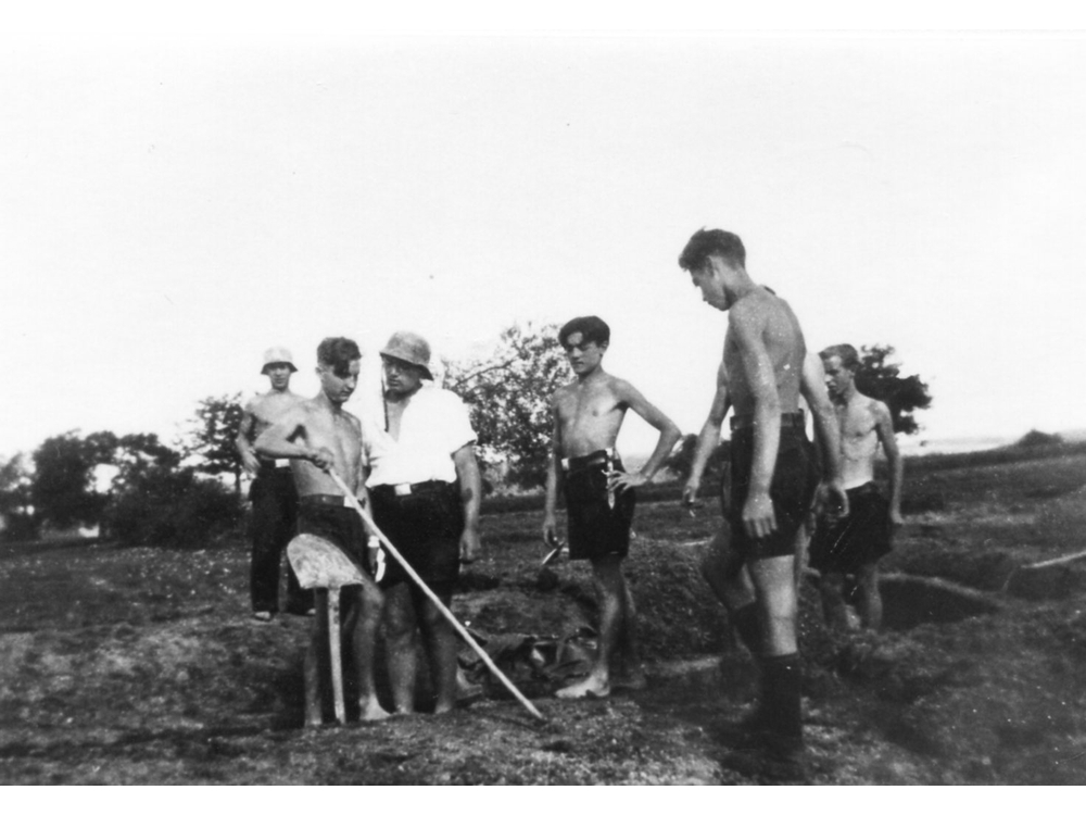 1944, Grenzacher Hitlerjugen im Einsatz in Frankreich, beim Bau von Panzergräben
Brender_035