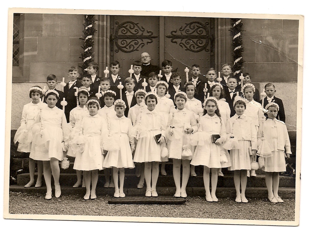 Kommunion 1952 vor St. Georg. Im Hintergrund Pfarrer Anselm; im Hintergrund ganz rechts Franz Zoller, ganz links Bruno Nägele, Paul Düsster vom Rührberg, Warmann, Herrmann Räppele, ganz rechts oben Jürgen Grimm, Mädchen: links Monika Pulder, 5. v. li. Renate Käuflin, hinten links Gisela Imberie(Aufzählung von Jürgen Grimm)JGrimm002