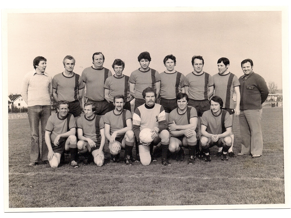 kniend von links: Max Beha, ?, Anton Hug, Torwart Waldemar (Waldi) Heizmann, Heini Schreiner, Georg Hartwighinten von links: Trainer Herbert Weber, Eugen Müller, ?, Rudi Hobucher, Heini Schreiner, Adolf Kock, ?, Manfred Boschert, Betreuer Waldemar Kranzer;(danke an Bernie Kranzer)" 
SV Wyhlen Alte Herren 1977/78"
     
JGrimm009