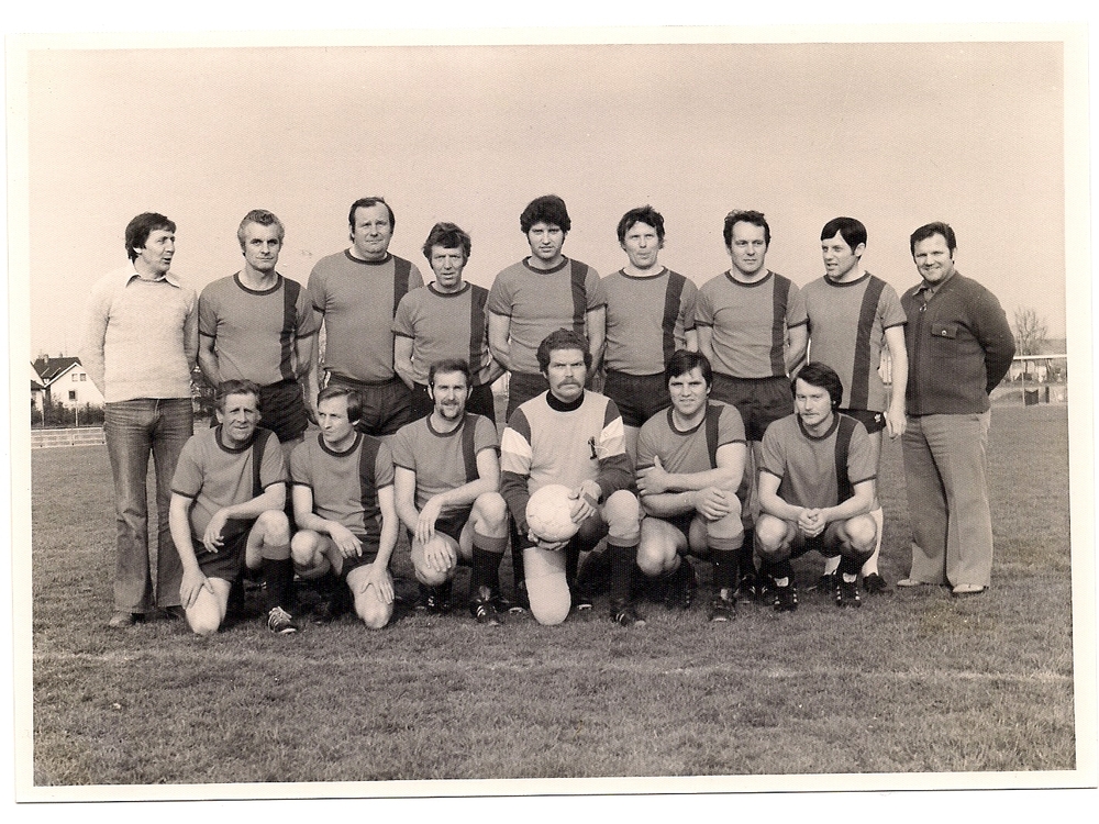 kniend von links: Max Beha, ?, Anton Hug, Torwart Waldemar (Waldi) Heizmann, Heini Schreiner, Georg Hartwighinten von links: Trainer Herbert Weber, Eugen Müller, ?, Rudi Hobucher, Heini Schreiner, Adolf Kock, ?, Manfred Boschert, Betreuer Waldemar Kranzer;(danke an Bernie Kranzer)" 
SV Wyhlen Alte Herren 1977/78"
     
JGrimm009