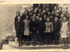 Jahrgang 1941 vor der Hebelschule ca 1950-52links Hildegard Weber, hinten Helmut van Uelft
JGrimm5