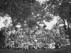 Kindergarten Wyhlen Juni 1943 4. Kriegsjahr WK2;
Zeit der schweren Luftangriffe der Engländer auf das Ruhjgebiet
Bauckner_006