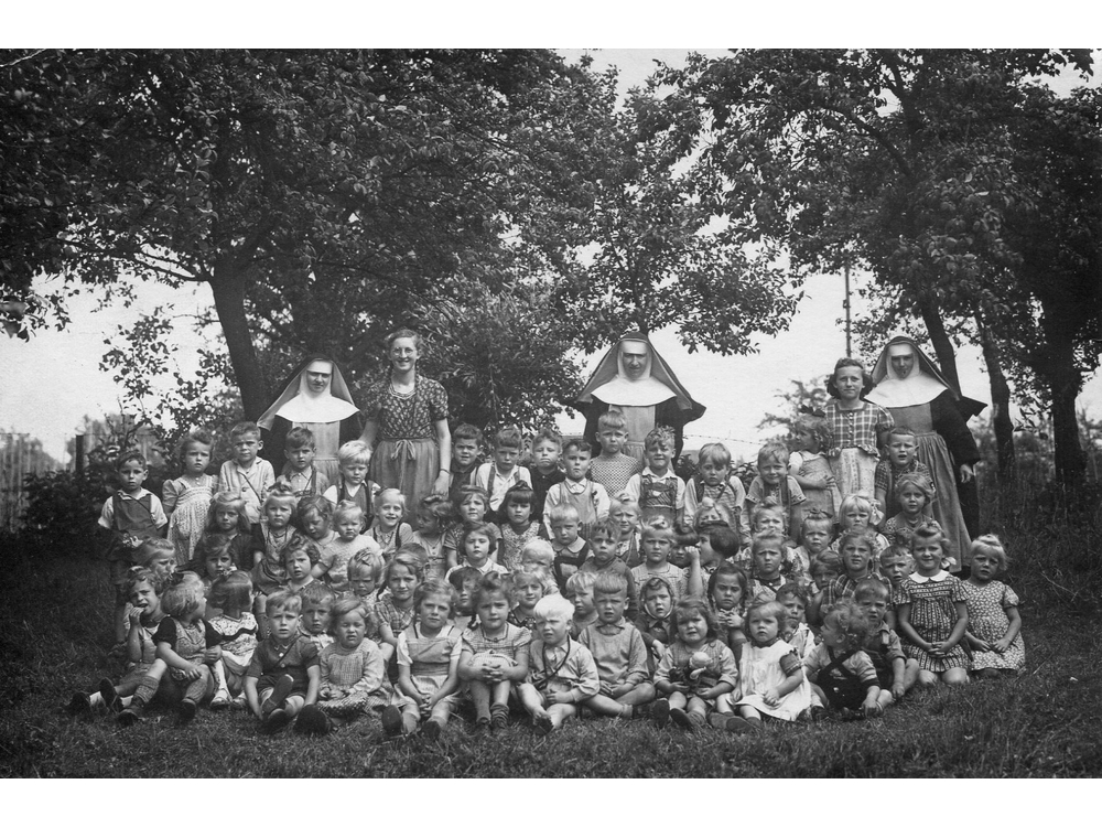 Kindergarten Wyhlen Juni 1943 4. Kriegsjahr WK2;
Zeit der schweren Luftangriffe der Engländer auf das Ruhjgebiet
Bauckner_006