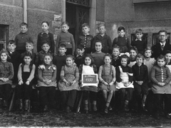 2. Klasser der Hebelschule 3.2. 1950 mit Lehrer Kraft
Lehrer Kraft hatte eine schwere Verletzung im Gesicht aus dem 1.Weltkrieg
Bauckner_008