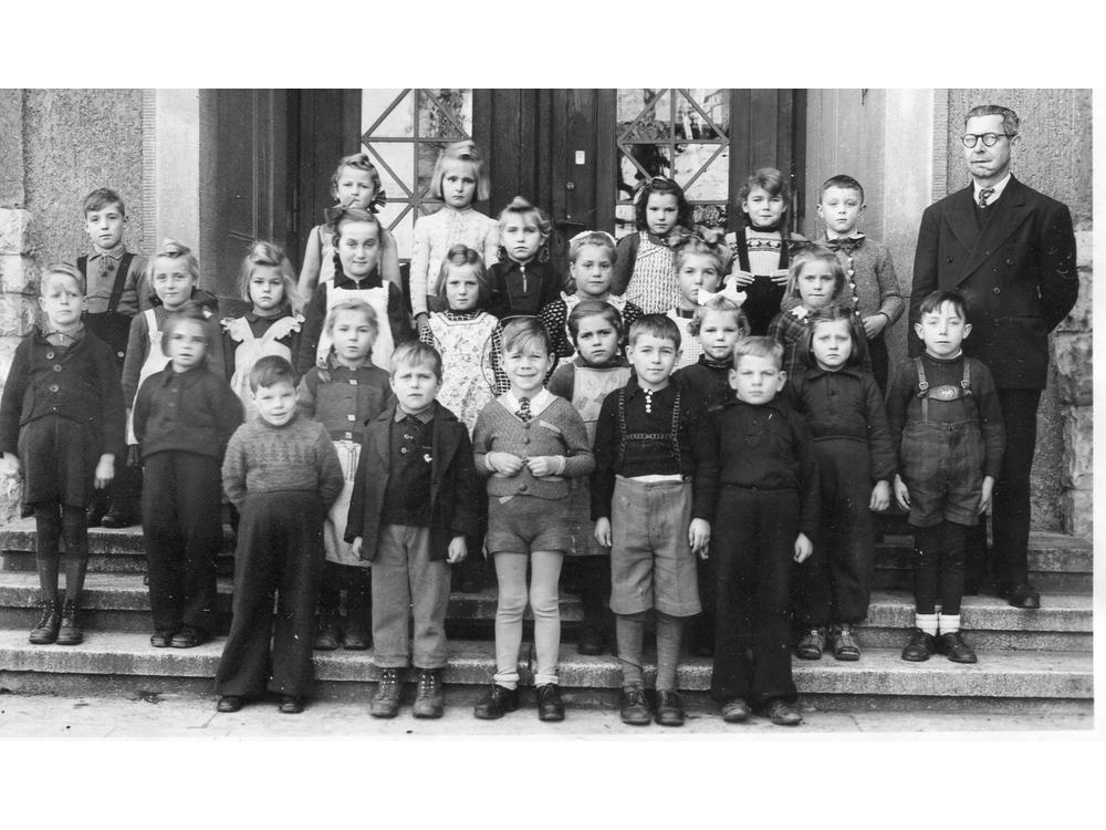 1. Klasser der Hebelschule 1949 mit Lehrer Kraft
Bauckner_009