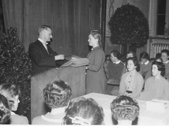 Schulentlassungsfeier am 29.3.1957 Turnhalle Wyhlen
Lehrer Georg Katzerhatte eine rechte Steife Hand / Kriegsverletzung / Handgranate ). Ich war in seiner letzen Schulklasse als er in Rente ging. War grosser Naturliebhaber und Angler mit eigenem Fischweiher am Hagenbacherhof, für den er im Frühjahr immer ein paar kräftige Schüler zum putzen suchte ( gab für jeden 5 Mark, das war schon was 1973 ). Detlef Auer Interview K.Paulus
Bauckner_010