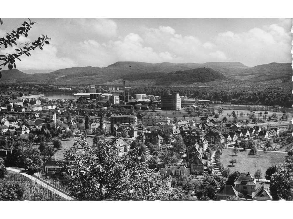 Blick auf die Geigy
Vorne rechts Irga-Häuser; links kath. Kirche, erbaut 1953;Mitte links Fabrikgebäude der Stäubli AG"Bauckner_012