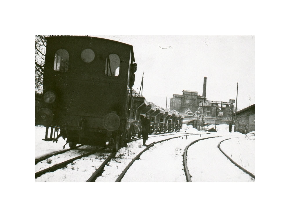 Solvaybahn; rechts Lokschuppen, Georg Philipp schaut aus der Lok. Steintransport aus dem Steinbruch Wyhlen; 1930er Jahre
Bild37