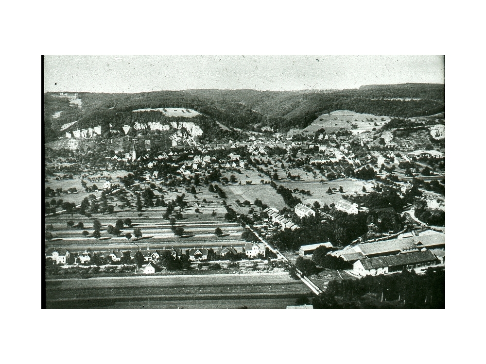 Blick auf Wyhlen;  vorne rechts Ökonomiegebäude der Solvay. 2 Häuseblöcke  die bereits 1888 abgebildet worden sind. Links Lindweg; Foto vor 1929. Wasserreservoir fehlt noch.  
Bild44