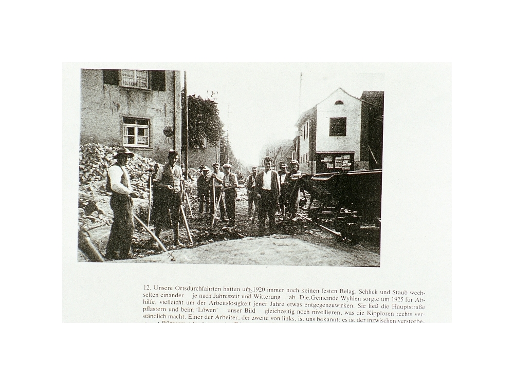 Lörrachestr. ; Inflationszeit; links Löwen, rechts Spritzenhaus; Ein steiler Buckel wurde eingeebnet.   Arbeitsbeschaffungsmassnahme 1925 
Bild59