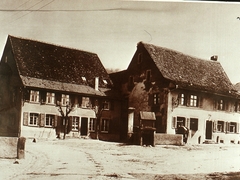 Brunnen noch mitten auf dem Platz, vor 1925; 2 Stufen beim Löwen. Platz vor Löwen wurde 1925  abgesenkt, heute 4 Stufen,  Löwen und Rössle
Bild68