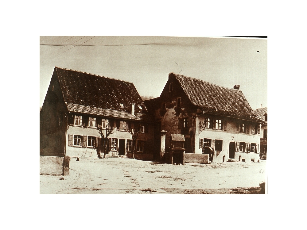 Brunnen noch mitten auf dem Platz, vor 1925; 2 Stufen beim Löwen. Platz vor Löwen wurde 1925  abgesenkt, heute 4 Stufen,  Löwen und Rössle
Bild68