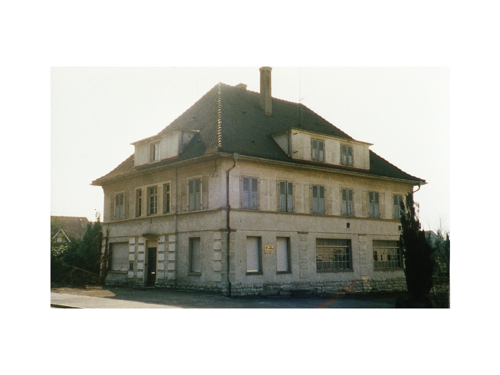 ehemaliges Waagehaus  Anton Brucker, Steinlastwgen für die Solvay wurden hier gewogen. (Heute Praxis  Linder-Lauritsch)  Güterwaage
Bild74