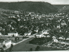 Grenzach rechts kath. Kirche; Längsbau Fa. Stäubli    vorne Betriebswohnungen von Roche; links Schlossweg