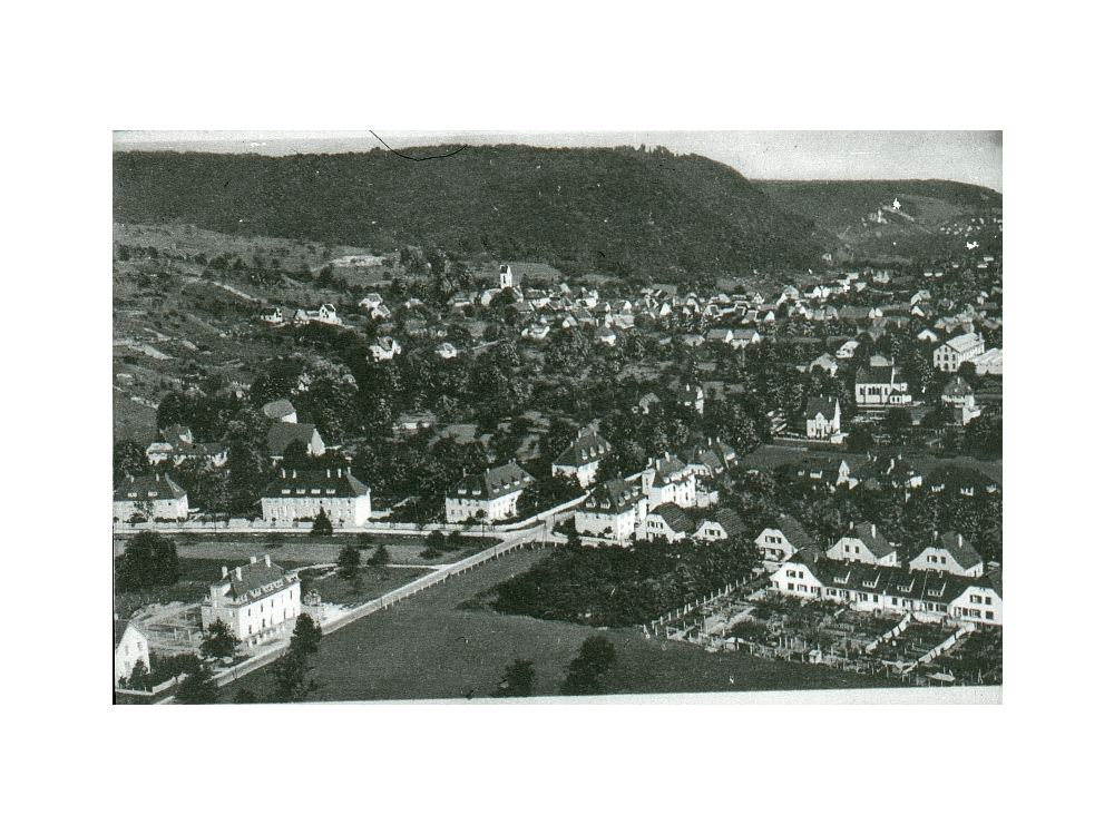 Grenzach rechts kath. Kirche; Längsbau Fa. Stäubli    vorne Betriebswohnungen von Roche; links Schlossweg