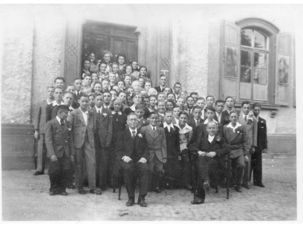 Hebelschule 1949/50: Entlassungs-Bild des Schuljahrganges 1934/1935. Die A-Klasse unter Lehrer Böller (re)und die B-Klasse unter Lehrer Kraft(li). (danke an Karl Linder)
HebelschuleKlassen8a_8b_1949