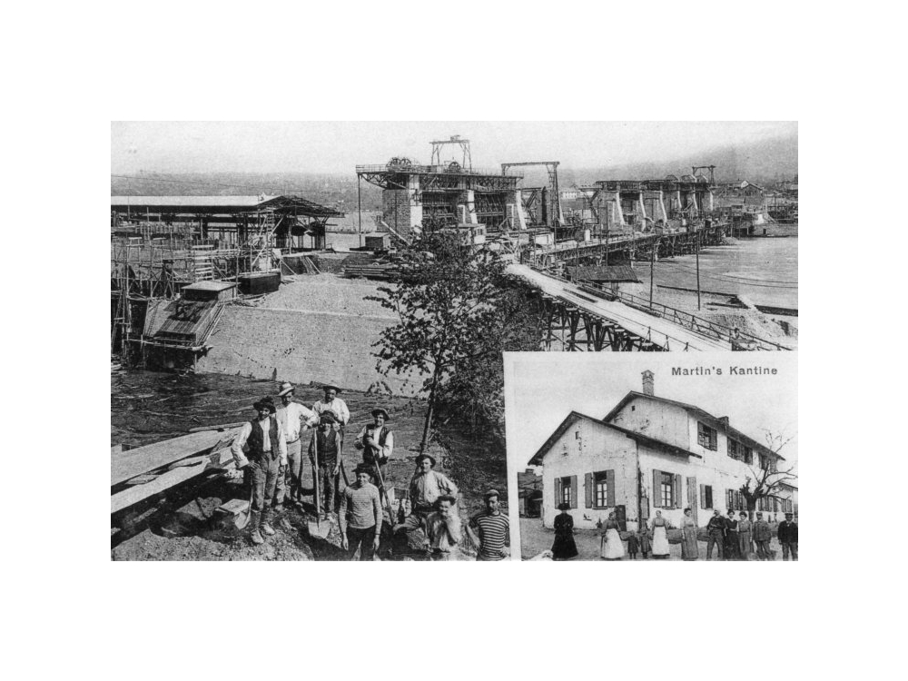 Im Jahre 1911/12 zeigte sich die Baustelle beim Kraftwerk Wyhlen-Augst wie wir sie auf dem Bild sehen. Das Großunternehmen ging seiner Vollendung entgegen. Die Arbeiter im Vordergrund hatten schon allen Grund, auf ihr bishenges Werk stolz zu sein. Heute, achtzig Jahre später, werden ihre Leistungen und die der damaligen Ingenieure von denen bewundert, die mit dem Aus- und Umbau beschäftigt sind. In Martins Kantine konnten die körperlich schwer arbeitenden Männer ihren Hunger und Durst stillen. 
Kuechlin_077_50