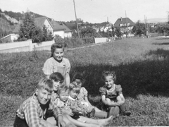 Kirchwegle; Wiese Ziegelhofstrasse (vor R. u. M.Wagner's Elternhaus)l.Manfred Wagner, Ernst Braun, Jutta Roth verh. Sprissler (Tochter ist Katja Krink (zur Zeit, 2013, Verkäuferin in der Metzgerei Auer), Heidi Limberger verh. Schubert, Ellen Richert verh. Wetzel;Helga Schlachter verh. Lutz, stehend dahinter Gisela Philipp, verh. Eckert