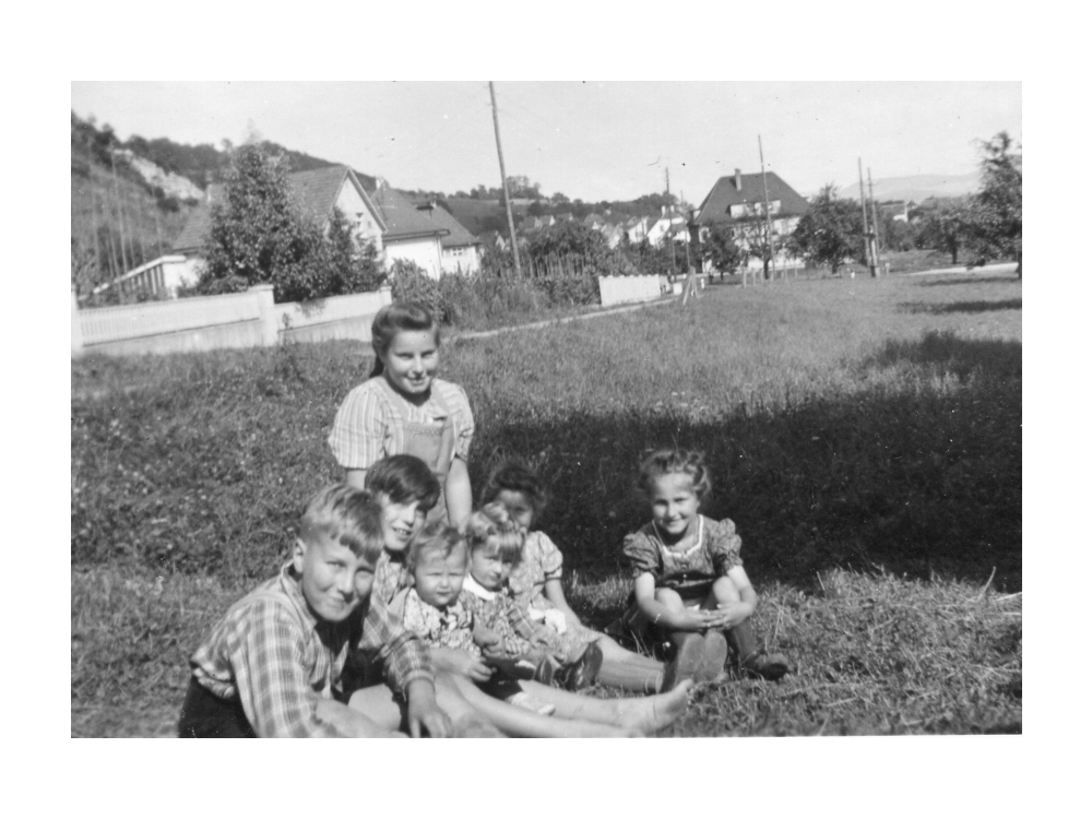 Kirchwegle; Wiese Ziegelhofstrasse (vor R. u. M.Wagner's Elternhaus)l.Manfred Wagner, Ernst Braun, Jutta Roth verh. Sprissler (Tochter ist Katja Krink (zur Zeit, 2013, Verkäuferin in der Metzgerei Auer), Heidi Limberger verh. Schubert, Ellen Richert verh. Wetzel;Helga Schlachter verh. Lutz, stehend dahinter Gisela Philipp, verh. Eckert