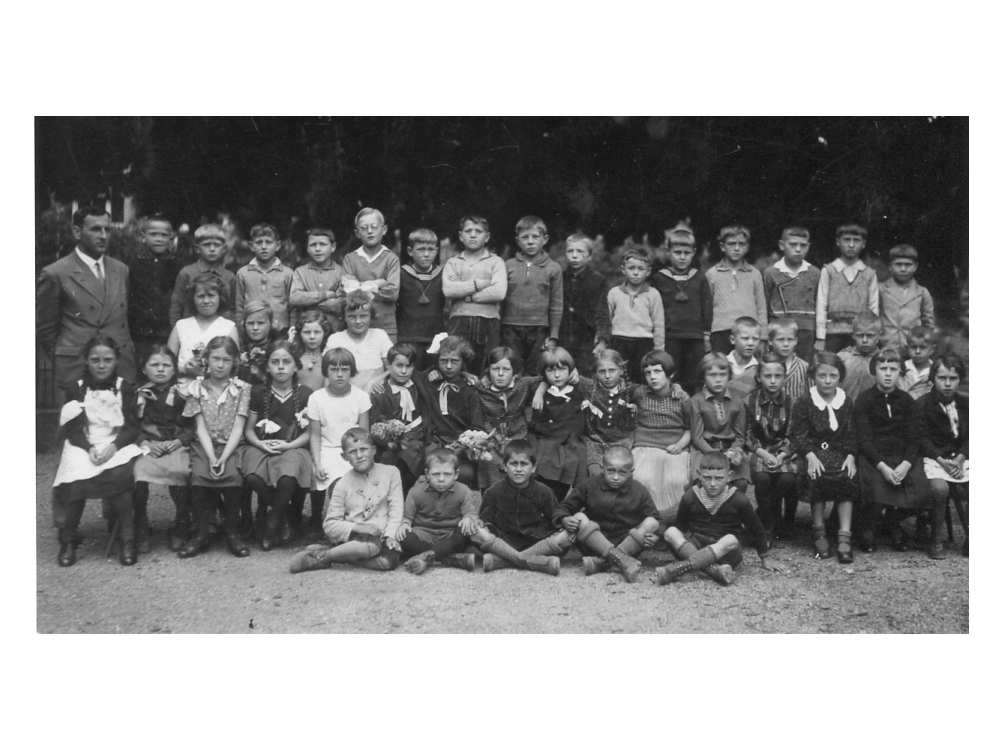Jahrgang 1928/29 mit Lehrer Unser
Bild15