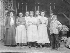 Malerbetrieb Böller ?, Böller Anna, geb. Guldenschuh, Böller Fritz (Vater von Frau Mutter), Böller Samuel, Böller Eugen, Böller Emilie, ?, Böller Ernst (Lehrer) Bild18