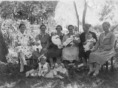 Furchtbare Zeiten  Retz Rosel,T ochter vorn links, Böller Hermine mit Magret, Retz Christine (Grossmutter von Andreas Zöllner) mit Anne Christel, Schelp ? mit Martin, Maier Anna mit Tusnelda, Schmidt Elise mit rechts vorne Irmgard in der Eisenbahnstrasse
Bild24