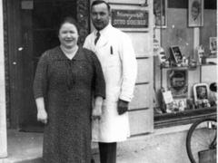 Friseur Oberle und Frau vor dem Salon in der Rheinfelderstrasse 1941
Ohlhaut_001