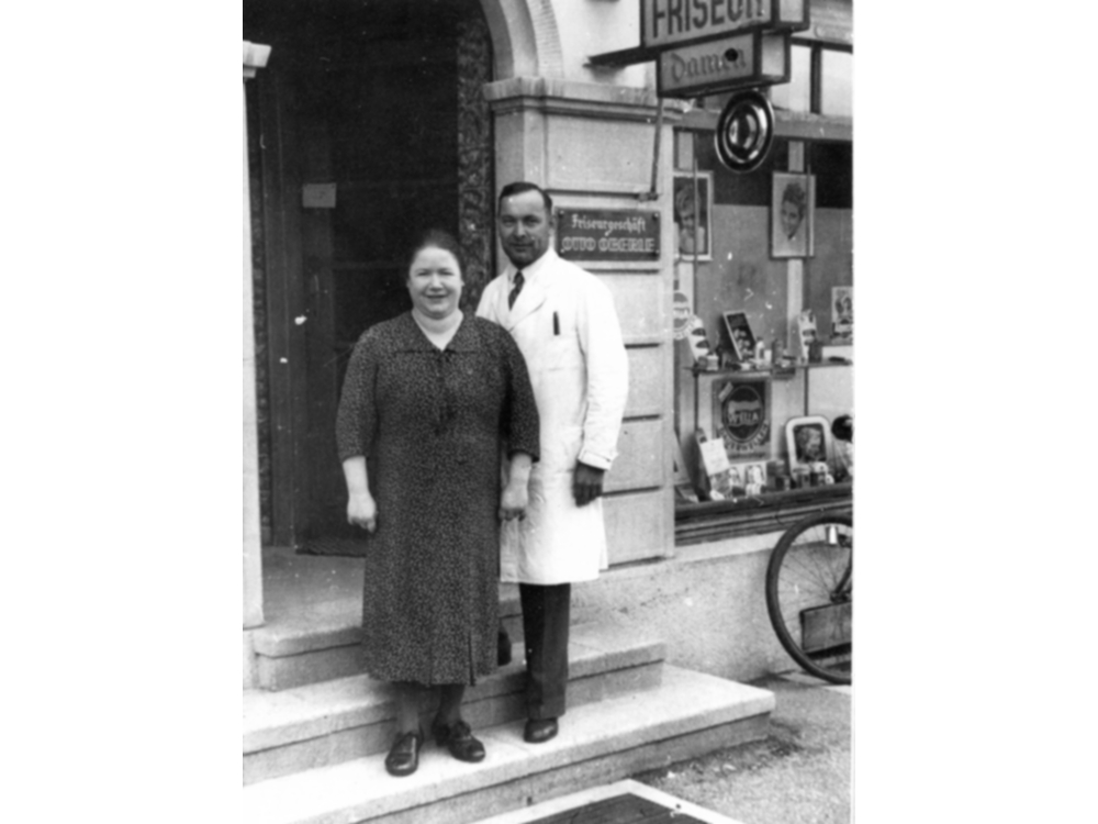 Friseur Oberle und Frau vor dem Salon in der Rheinfelderstrasse 1941
Ohlhaut_001