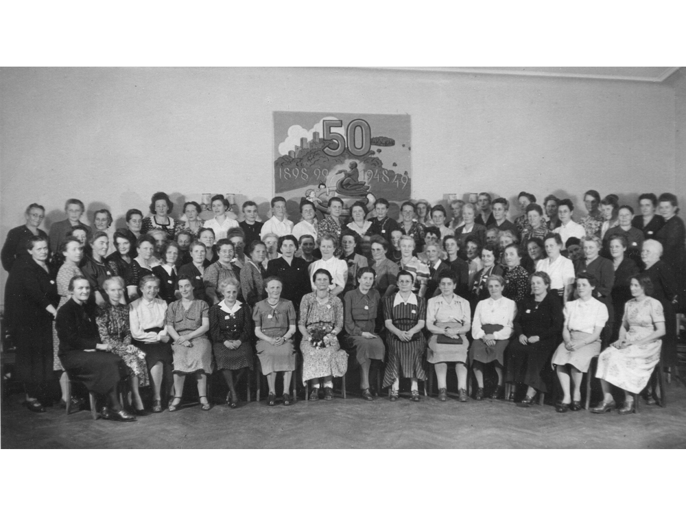 Schulklasse aus Lörrach Jahrgang 1898/99 im Jahre 1948/49; Durch den Krieg bedingt etwa 3x soviele Frauen als Männer. Hier die Frauen.
Rhein_001