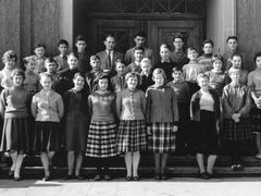 Schulentlassung Maerz 1959 vor der Volksschule Wyhlen Jahrgang 1943 / 44 und 45;1. Reihe Rechts nach Links: - Rosemarie Grczeja + - Inge Keller + - Roswita Beck - Dietmud Soell - Gertrud Kiefer - Ulricke Katzer - Brigitte Jansen - Ursula Grimm; 2 . Reihe Rechts nach Links: - Gertrud Hering - Klaus Rhein - Werner Wichmann+ - Rainer Boschert + - Harry vogt - Kurt Lindau- Erwin Probst +- Giesela Woelpper- Astrid Mueller; 3 . Reihe Rechts nach Links: - Ruth Baumgartner - Inge Roemer- Gudrun Bohnert- Joerg Hoffmann- Volker Jaetzel- Rolf Mueller; Letzte Reihe:- Fritz Moeller +- Hanspeter Aigeldinger- Karlheinz Haberer- Guenter Maetze- Prof. Dr. Fritz Disch +- Rainer Brueckner - Frank Steinebrunner- Walter Amrein
Rhein_003