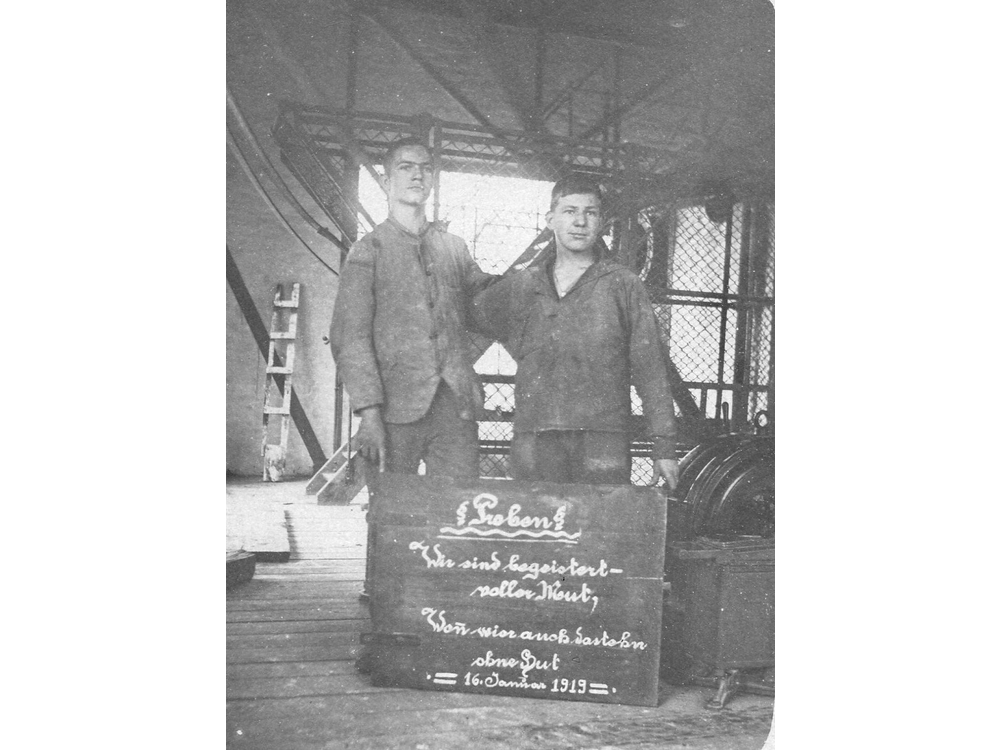 Produktionsarbeiter bei der GEIGY 1919 Proben:" Wir sind begeistert - voller Mut, Wenn wir auch dastehen ohne Hut. 16. Januar 1919"
Rhein_006