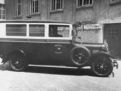 rster motorisierter Krankenwagen Wyhlens um 1920 vor der Hebelschule. Links eine Laube. Hausmeister Schäuble "Giggeladdy" hatte die Treppe zum ersten Stock abgehängt, weil die Schüler dort rauchten.
Rhein_008